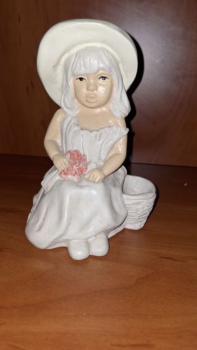 Figurka dziewczyna z koszykiem w kapeluszu