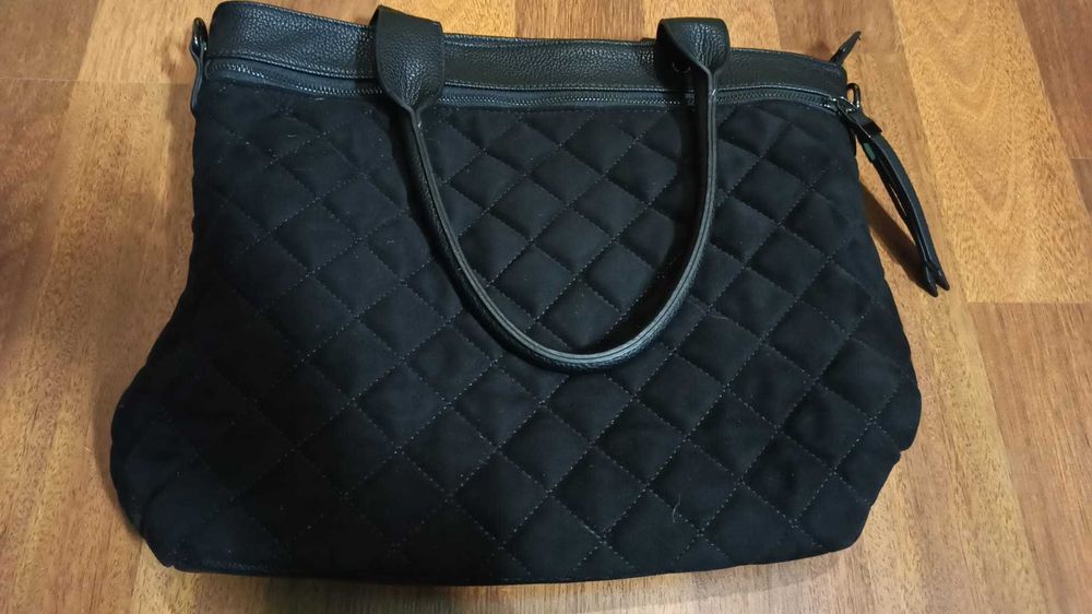 NA CEL CHARYTATYWNY Duża, pikowana torba. Zmieści rozmiar A4.