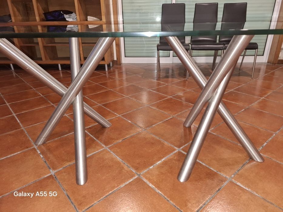 Mesa de vidro temperado com pes de inox em x