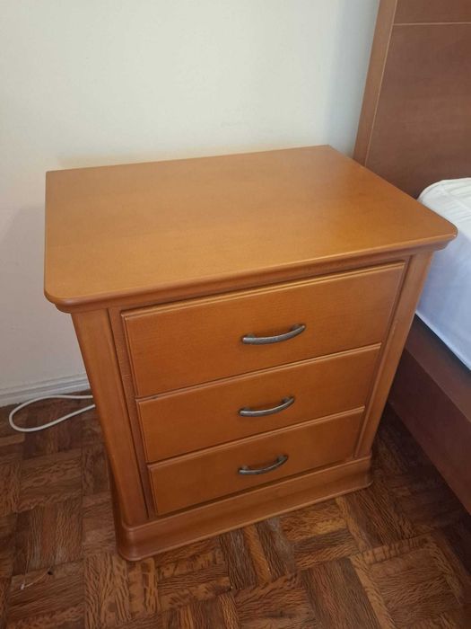 Mobilia de quarto em madeira macica boa qualidade