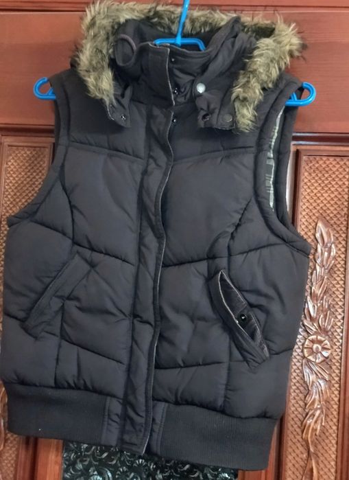 Детская теплая жилетка с капюшоном.