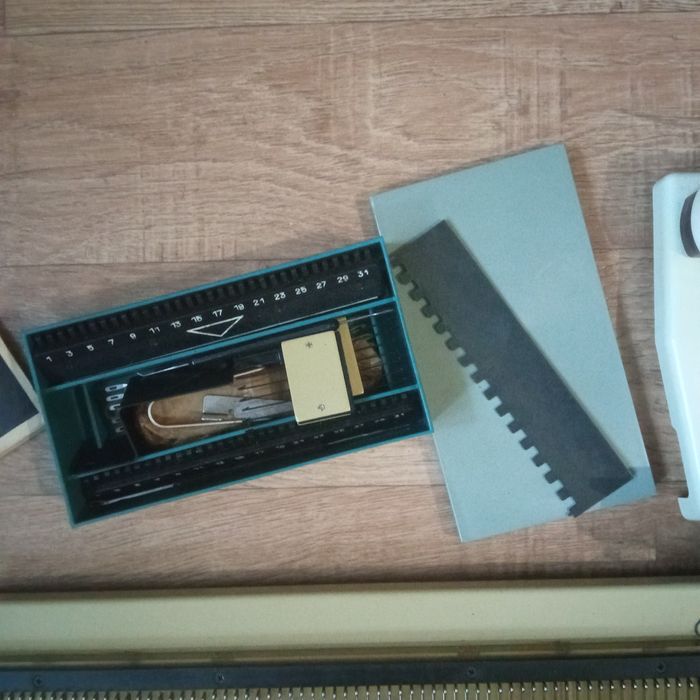 Нова в'язальна машинка " Нева-6".