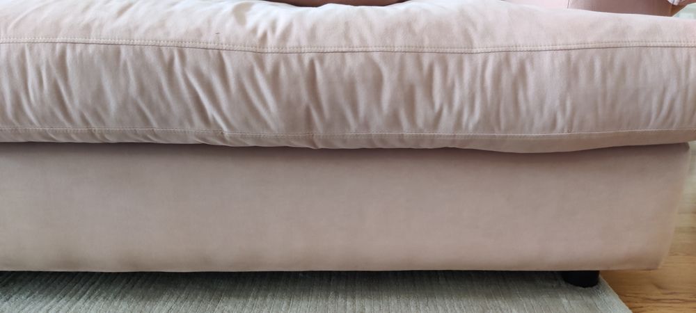 Sofá de três lugares em tecido