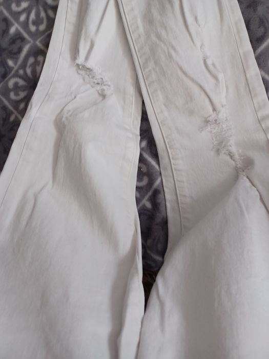 Białe jeansy spodnie