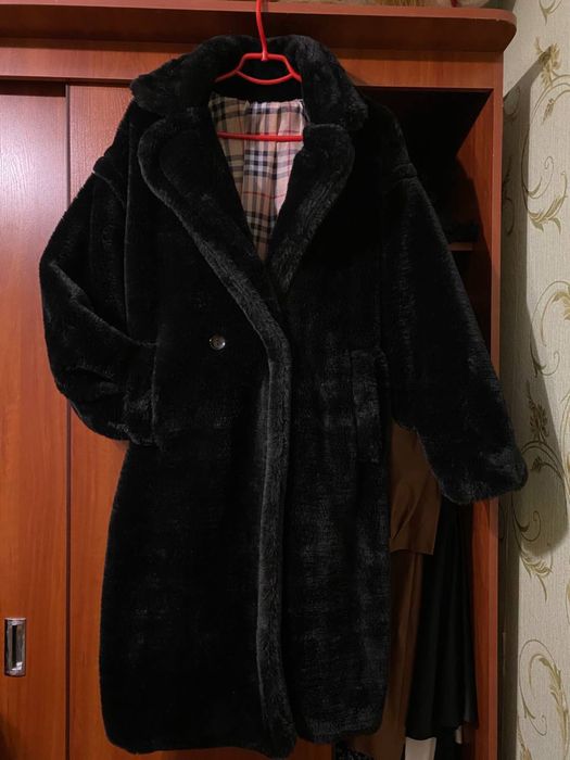 Жіноча м'яка шуба еко-хутро мутон на підкладці чорна