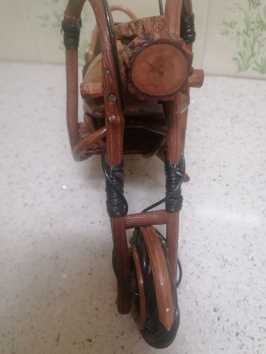 Mota artesanal, toda em madeira reciclável, para colecionar