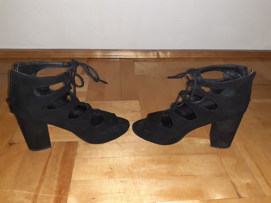 Buty na obcasie zamszowe rozmiar 39