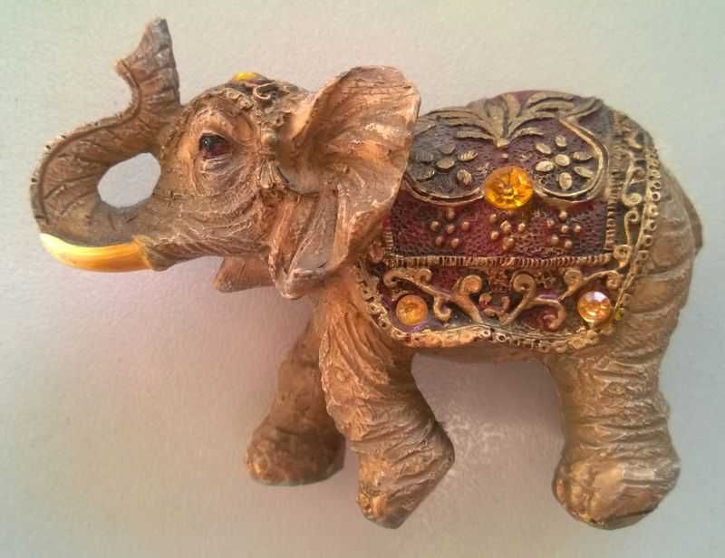 Figurka słonik słoń na szczęście z klejnotami na grzbiecie 7cm prezent