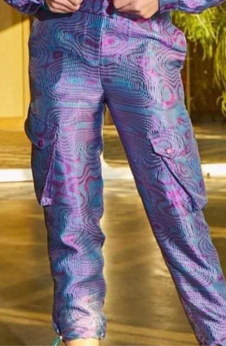 Calça acetinada da marca conceituada " Setre", tamanho 34/36