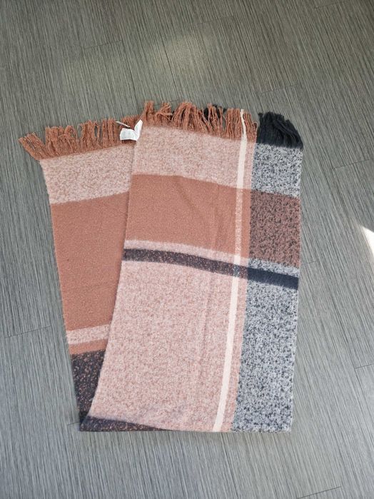 Nowy duży ciepły szal H&M
