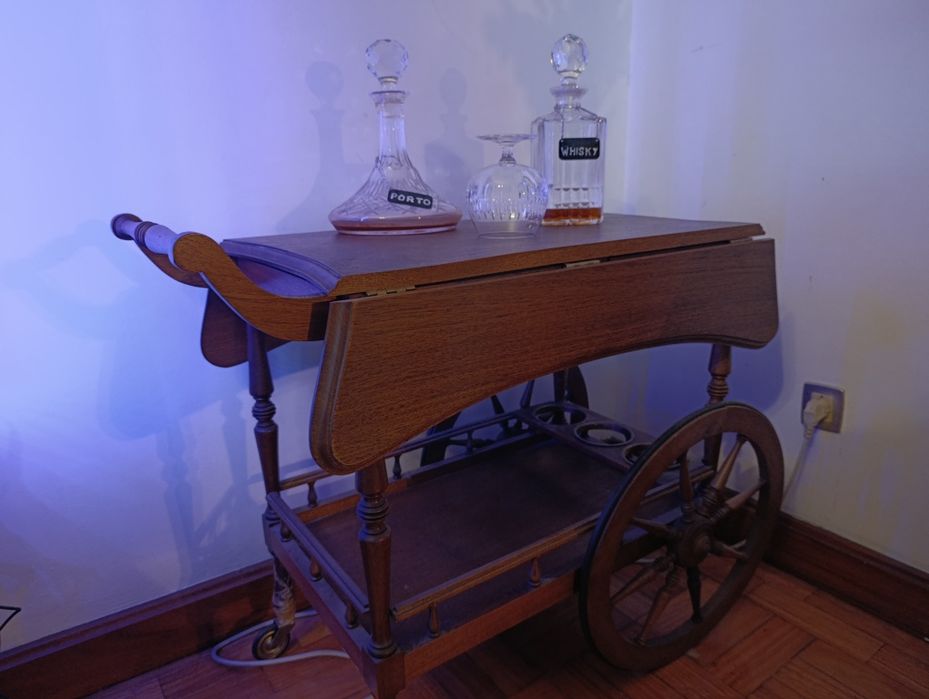 Carrinho de bar clássico em madeira