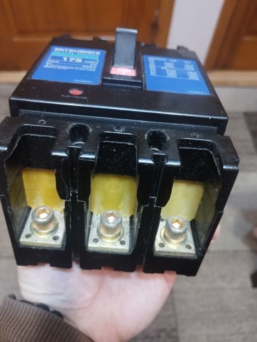 Автоматичний вимикач напруги.