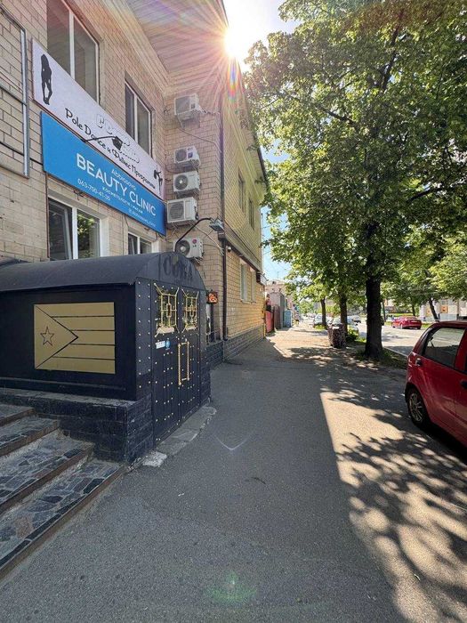 Повністю укомплектоване кафе з усім необхідним обладнанням