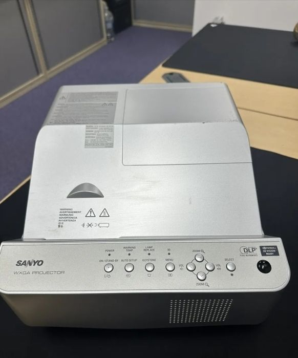 Projetor 3D de ultracurta distância Sanyo Short Throw Projector