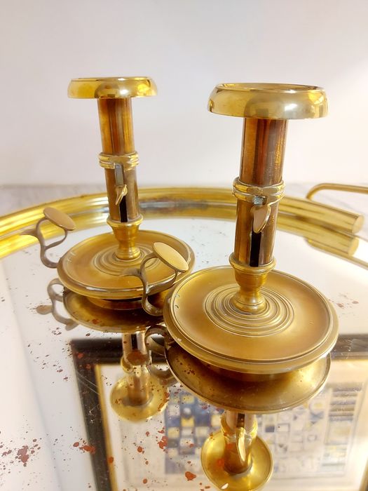Par de palmatórias em latão. Castiçais.