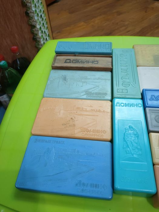 Карболитовые и пластиковые наборы домино советского производства.