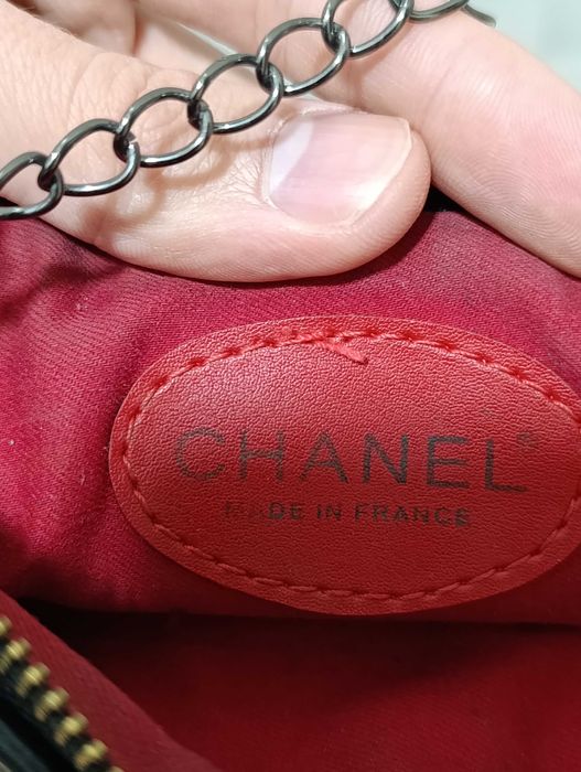 черная стеганая сумка-клатч Chanel с цепочкой.