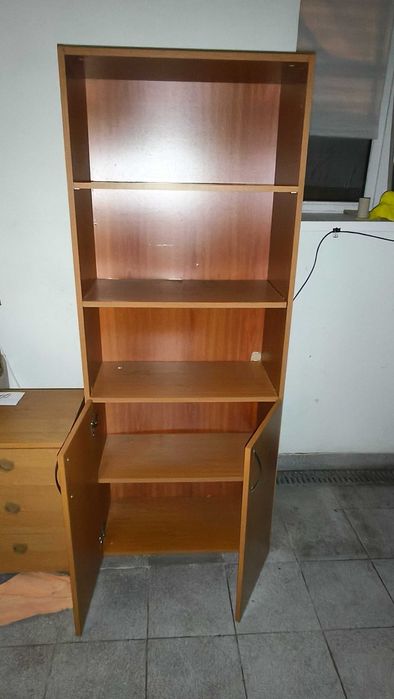 Стеллаж с дверьми (шкаф)