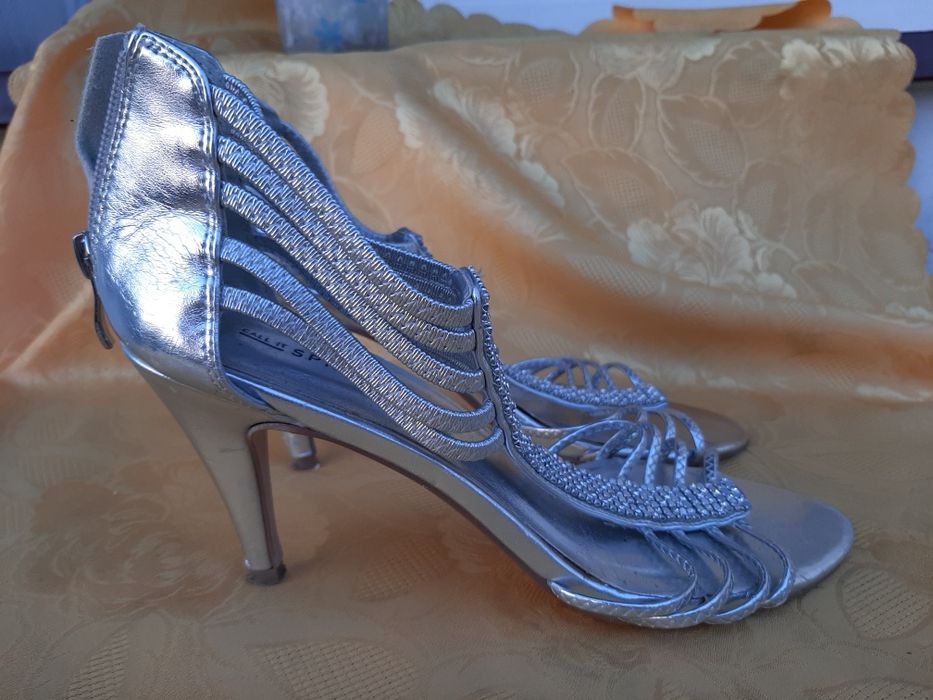 Srebrne sandały na obcasie