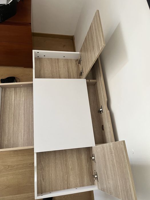 Secretária com muita organização como nova