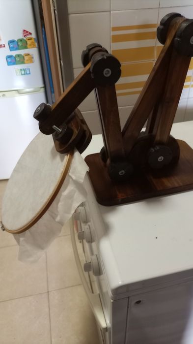 Base articulada de chão ou mesa para aro de bordar