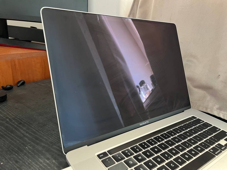 MacBook Pro 16"  i7, 32GB RAM, 512GB SSD dobry