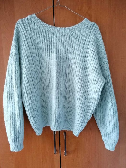 Turkusowy sweter w serek