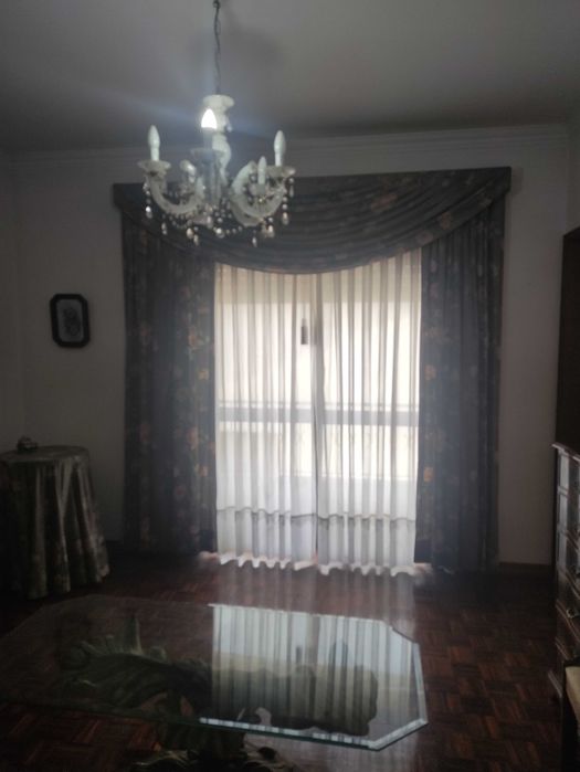 Cortinados com flores e cortinados brancos sanefa, camilha, almofada e rolo