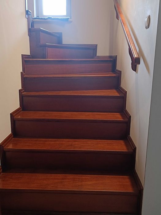 Schody drewniane z poręczą