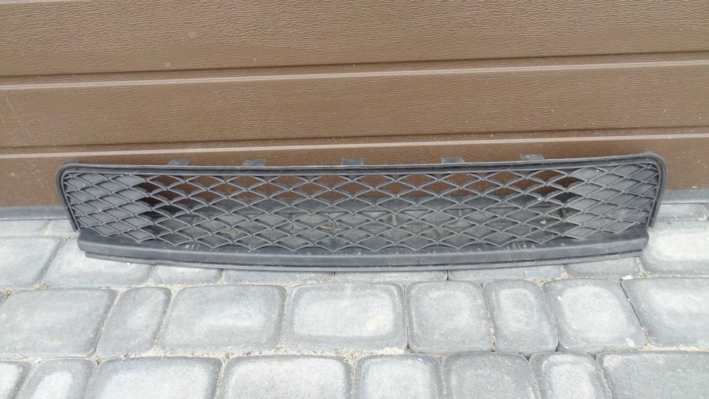 Toyota auris I lift 09-12 kratka środkowa zderzak przód