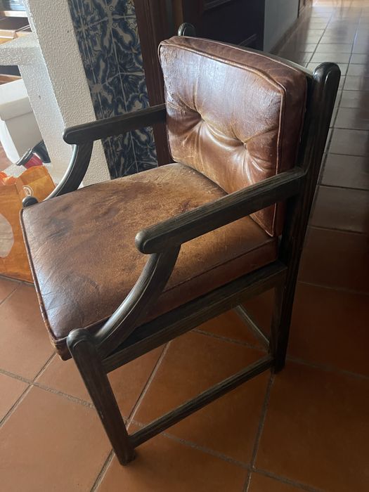 Cadeiras antigas com almofadas em pele