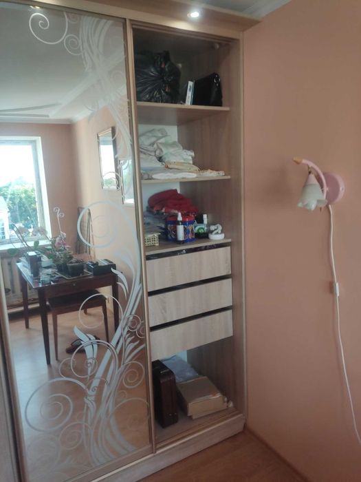 Шафа - купе трьохдверна з підсвіткою і боковими поличками.