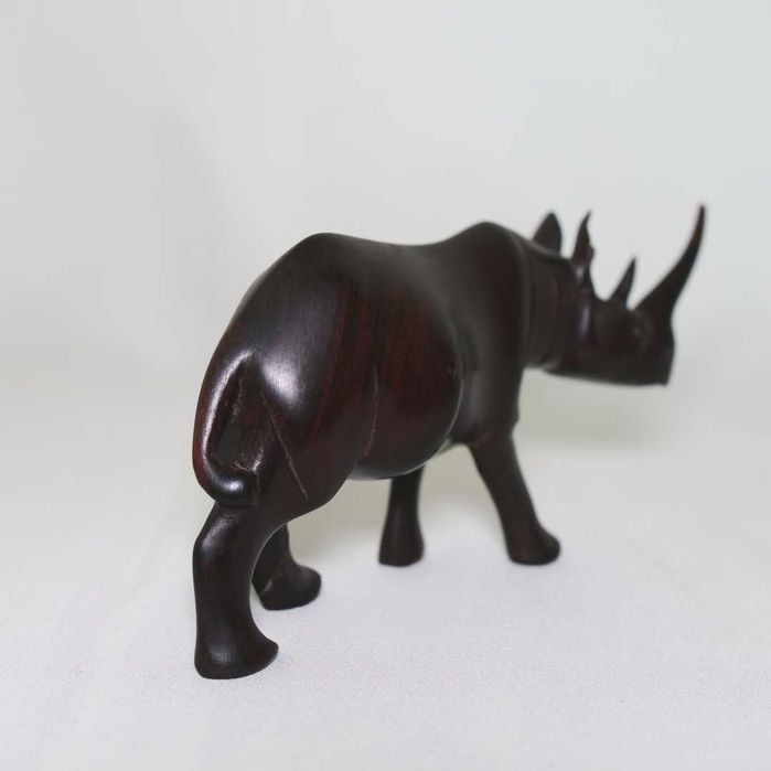 Figura de rinoceronte em pau-preto