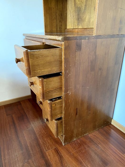 Cadeira + Secretária com prateleiras e gavetas