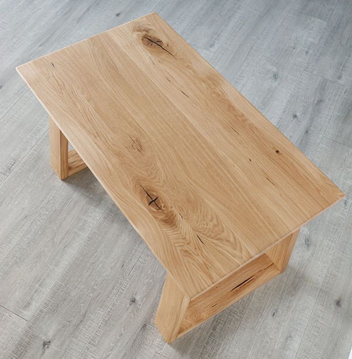 Dębowy stolik kawowy ,lity , trapezowe nogi , sęki