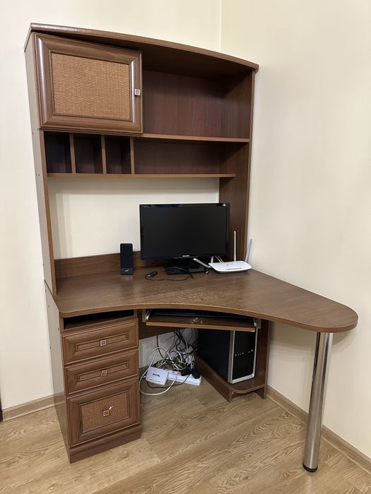 Стіл компюєтерний для дому висота 1,85, ширина 1,10,ліва сторона 1,10,