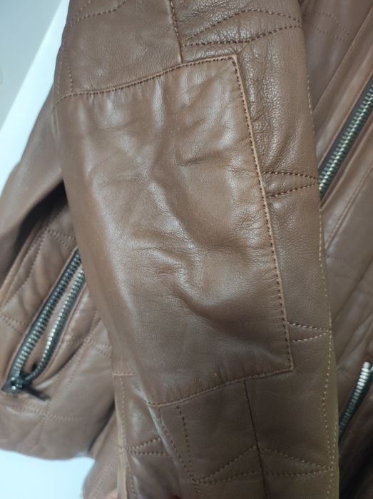 Мужская кожаная куртка с мехом волка