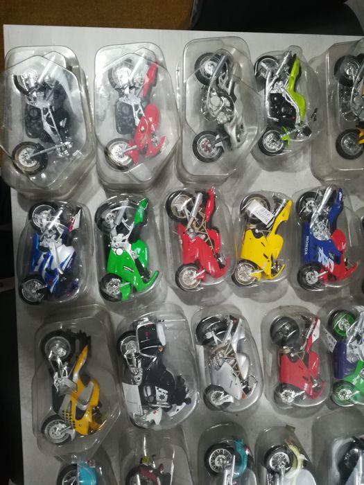 Motas miniaturas de várias marcas e modelos