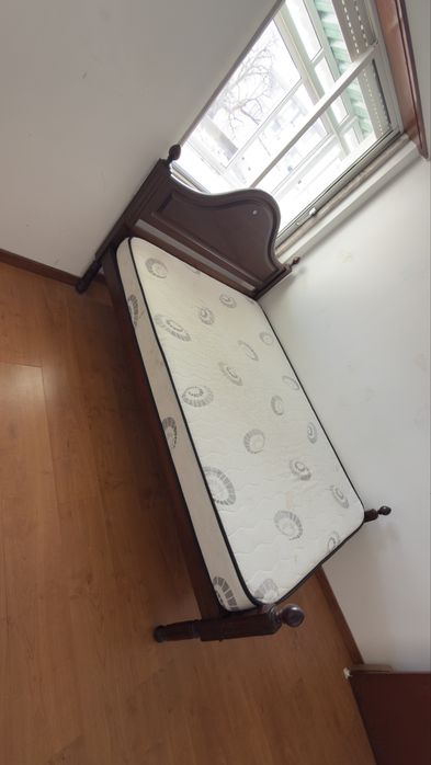 Cama de madeira com colchão incluso