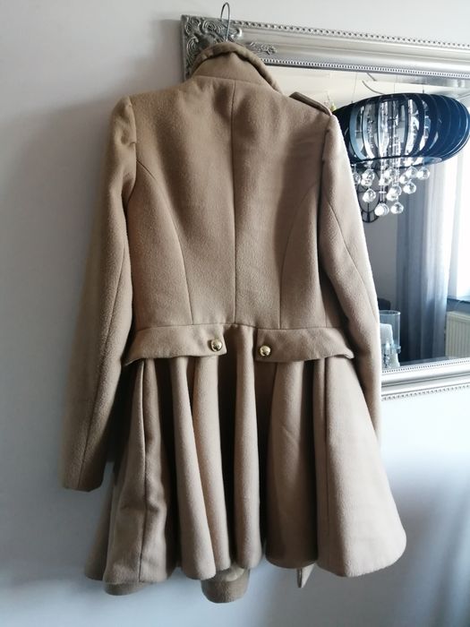 Beżowy flauszowy płaszcz złote guziki r. 36