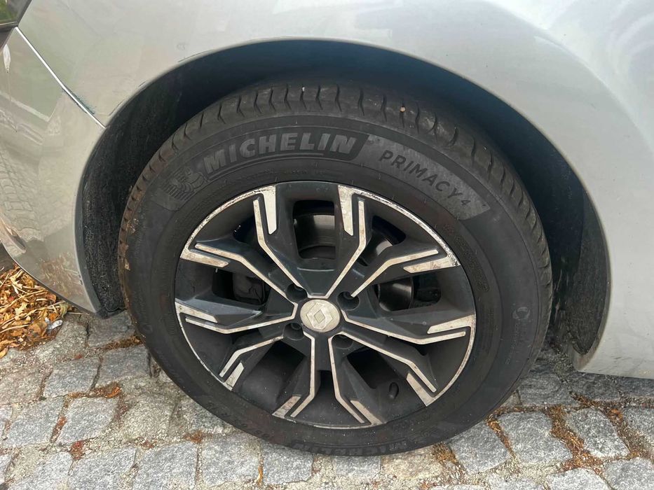 Carro - Renault clio