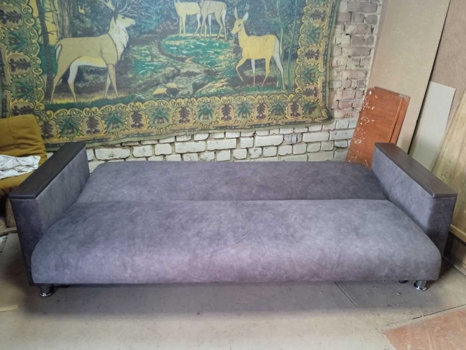 Продам новий відреставрований диван.