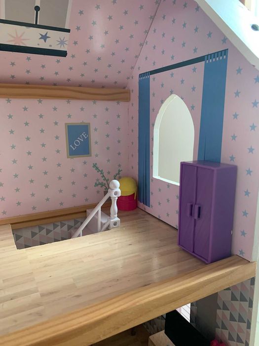 Casinha de brincar em madeira. Como nova. Com acessórios. 75€