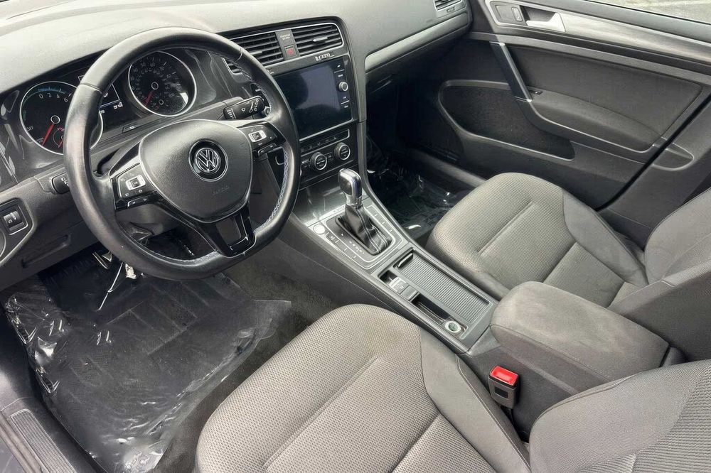 Volkswagen e-Golf      2019