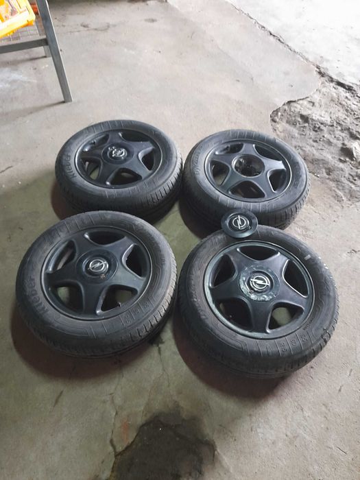 Jantes com pneus praticamente novos