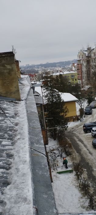 Чистка дахів від снігу та обледеніння