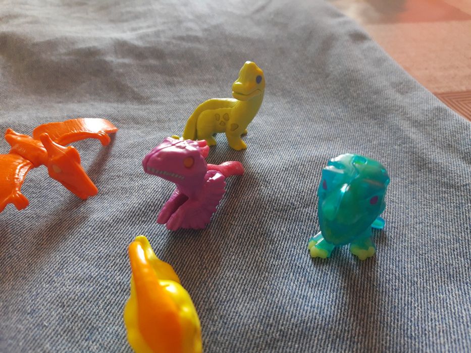 Figurki dinozaurów