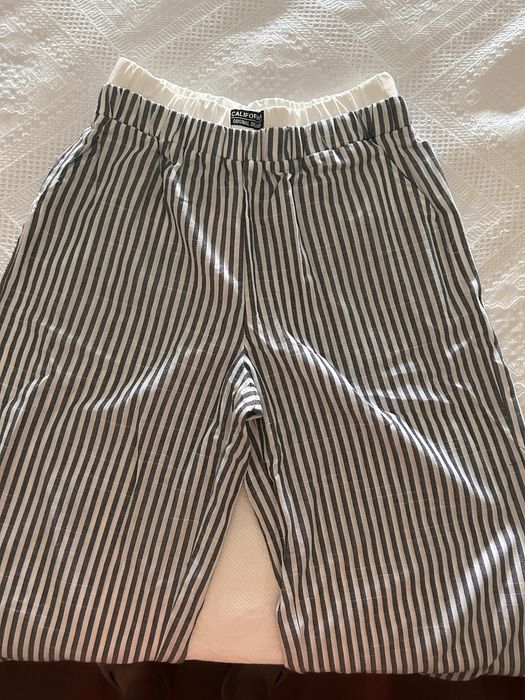 Calças às riscas preto e branco