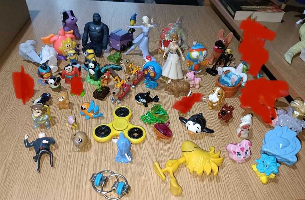 Коробка іграшок,кіндеров, фішок,антистресів