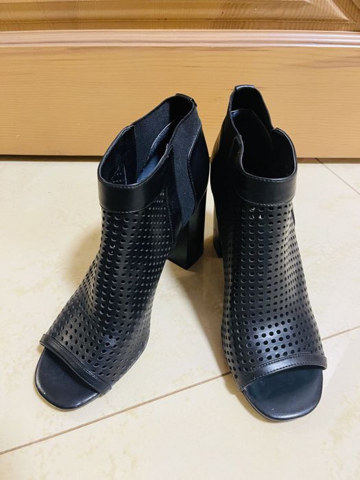 Босоножки Guess